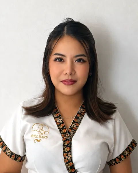 Bee, Thai massage therapist at Gold Hand Prague